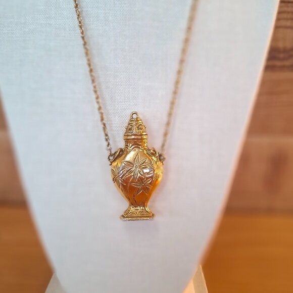 Vintage Goldette Gold Toned Etched Bottle Pendant Necklace - Picture 5 of 6